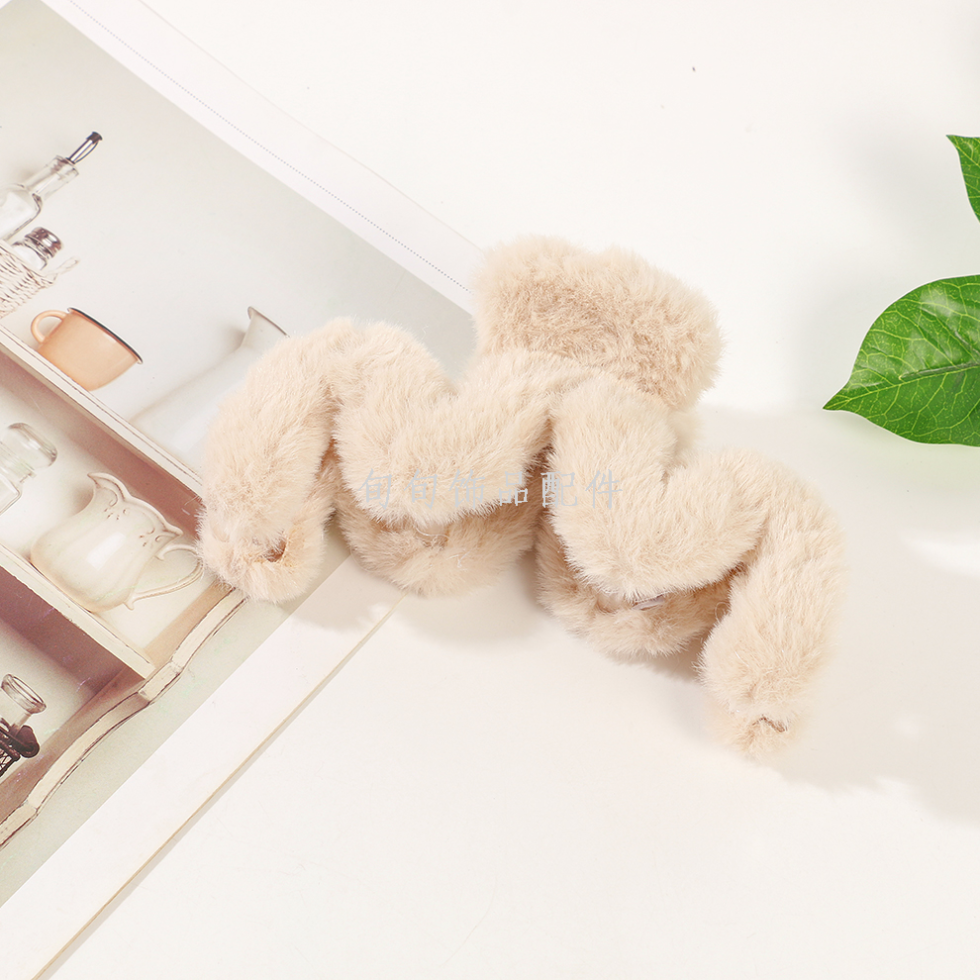 Wholesale Velvet Hair Claw Clips for Women 2026 Collection - image 9